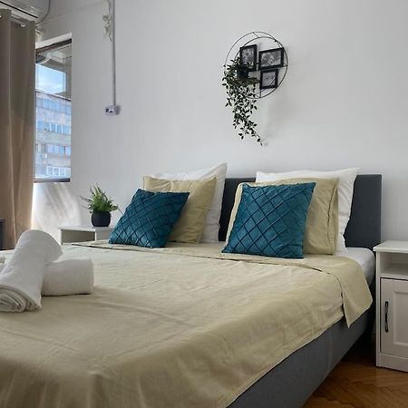 2 Bedroom Apartment With Terrace In City Center Букурещ Екстериор снимка