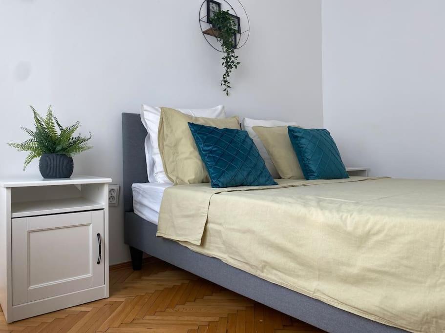 2 Bedroom Apartment With Terrace In City Center Букурещ Екстериор снимка
