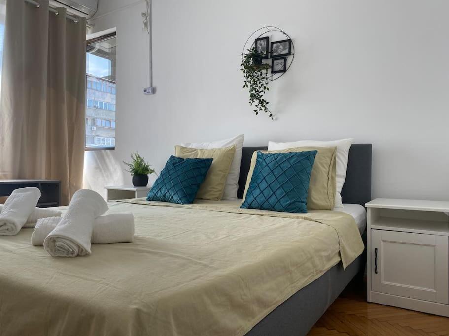 2 Bedroom Apartment With Terrace In City Center Букурещ Екстериор снимка