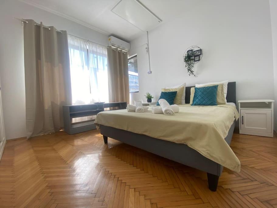 2 Bedroom Apartment With Terrace In City Center Букурещ Екстериор снимка