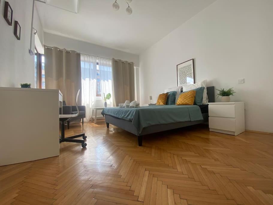 2 Bedroom Apartment With Terrace In City Center Букурещ Екстериор снимка
