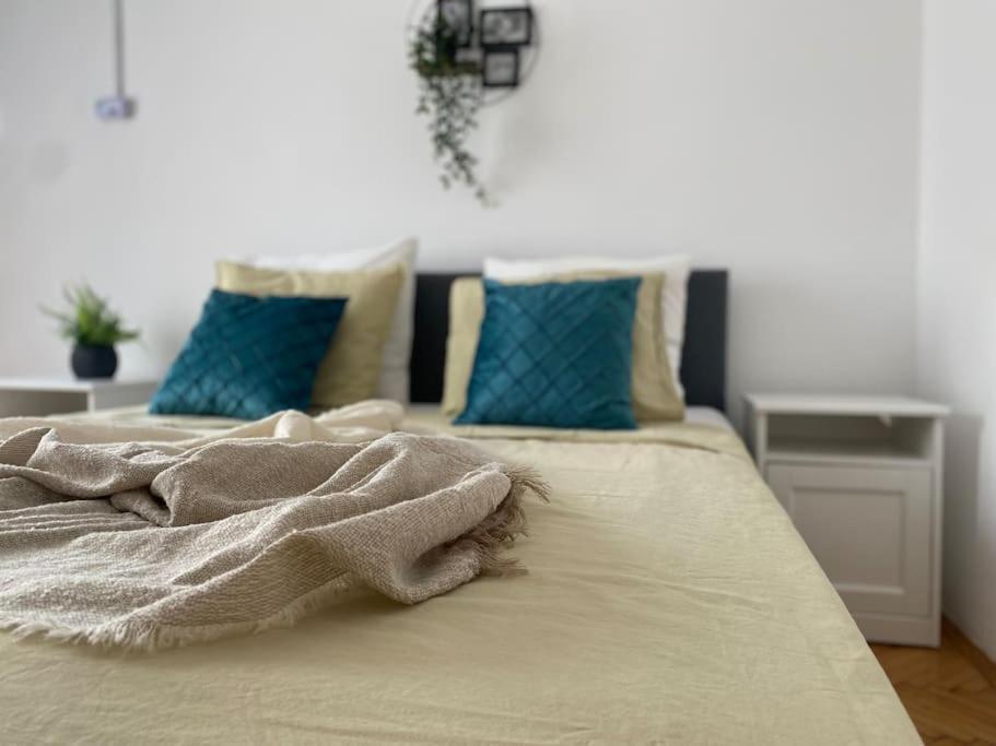 2 Bedroom Apartment With Terrace In City Center Букурещ Екстериор снимка
